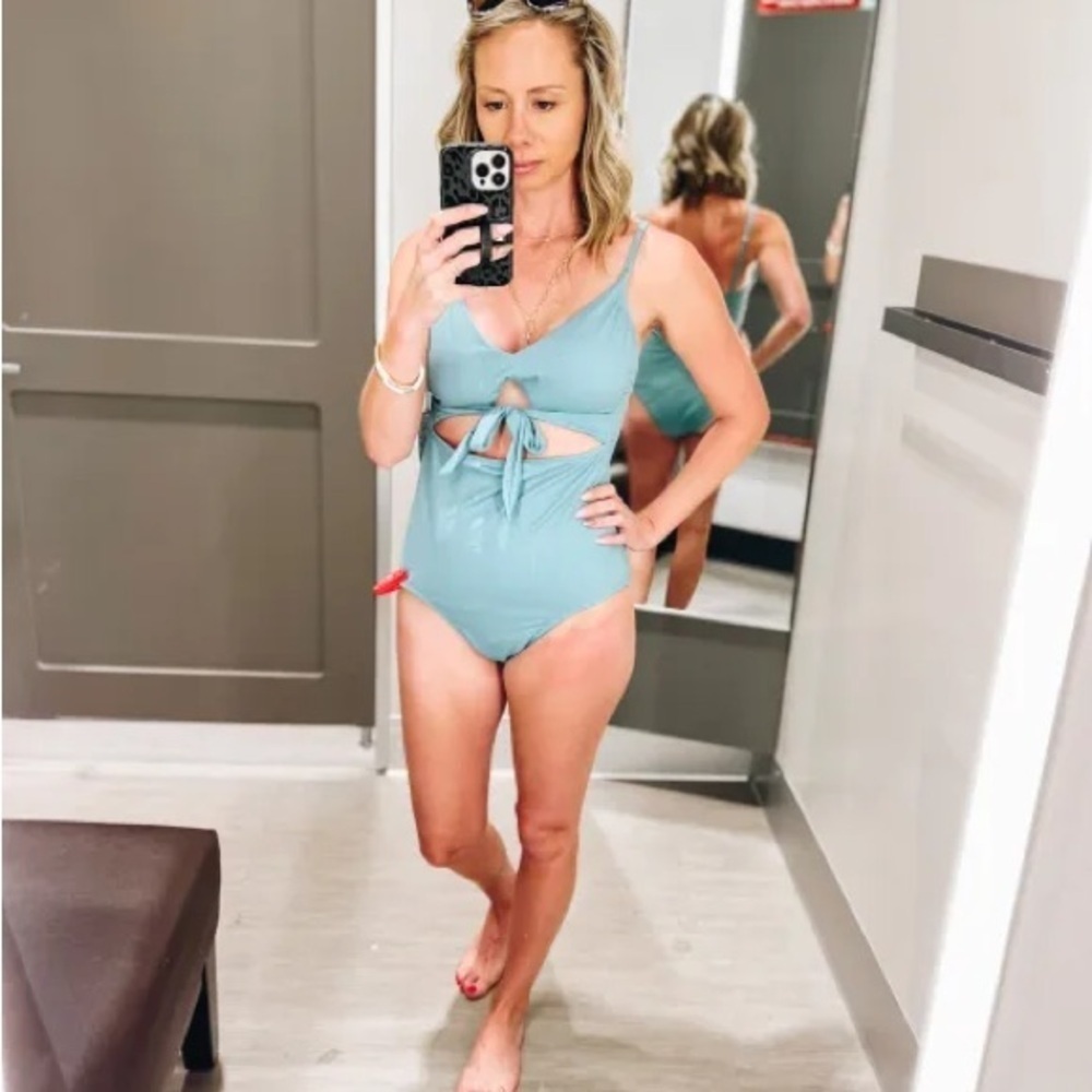 Ribbed Cut-Out Green Plunge Neckline Sash Tie Swimsuit Shade And Shore Sz Medium - Picture 2 of 10